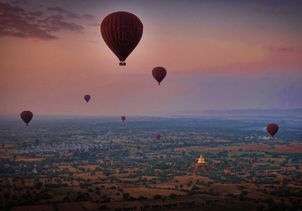 Globus suspesos en el cel. Harmonia i tranquil·litat, ho has aconseguit. L’aventura està en mara i estàs gaudint del moment, relaxat i amb l’emoció de satisfacció pel canvi aconseguit. Psicoteràpia, online i presencial. Vallès Oriental, Maresme, Baix Montseny i la Selva.